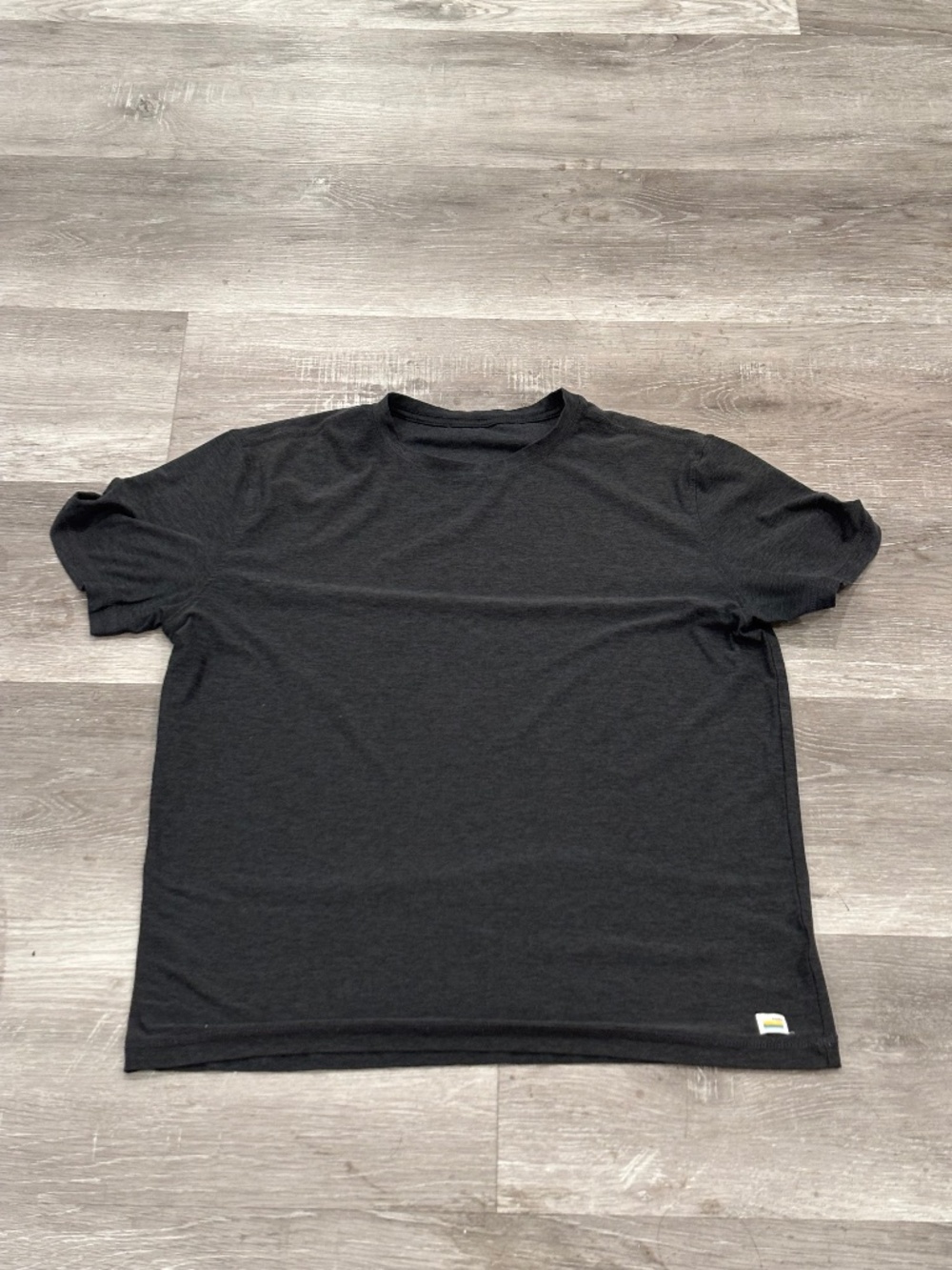 Vuori Mens L Strato Tech Tee Charcoal Gray Slim Short Sleeve Stretch V126